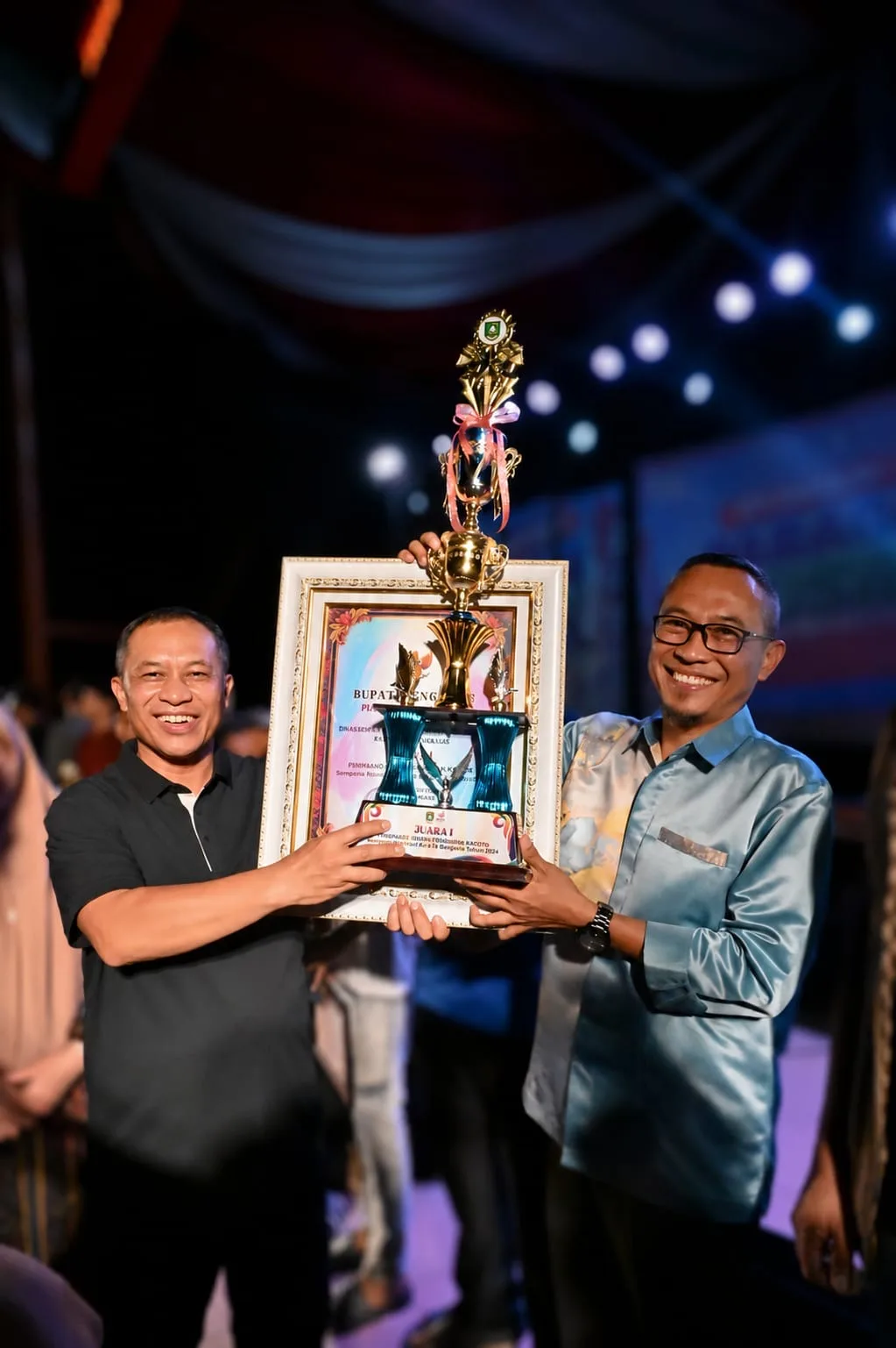 Diserahkan Wakil Bupati, Dinas Koperasi Raih Juara I Lomba Kebersihan Kantor Hari Jadi Ke-514 Bengkalis