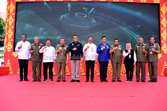 Bupati Bengkalis Amril Mukminin saat foto bersama MenPAN RB Syafruddin dan Sekretaris Jenderal Menteri Dalam Negeri Hadi Prabowo