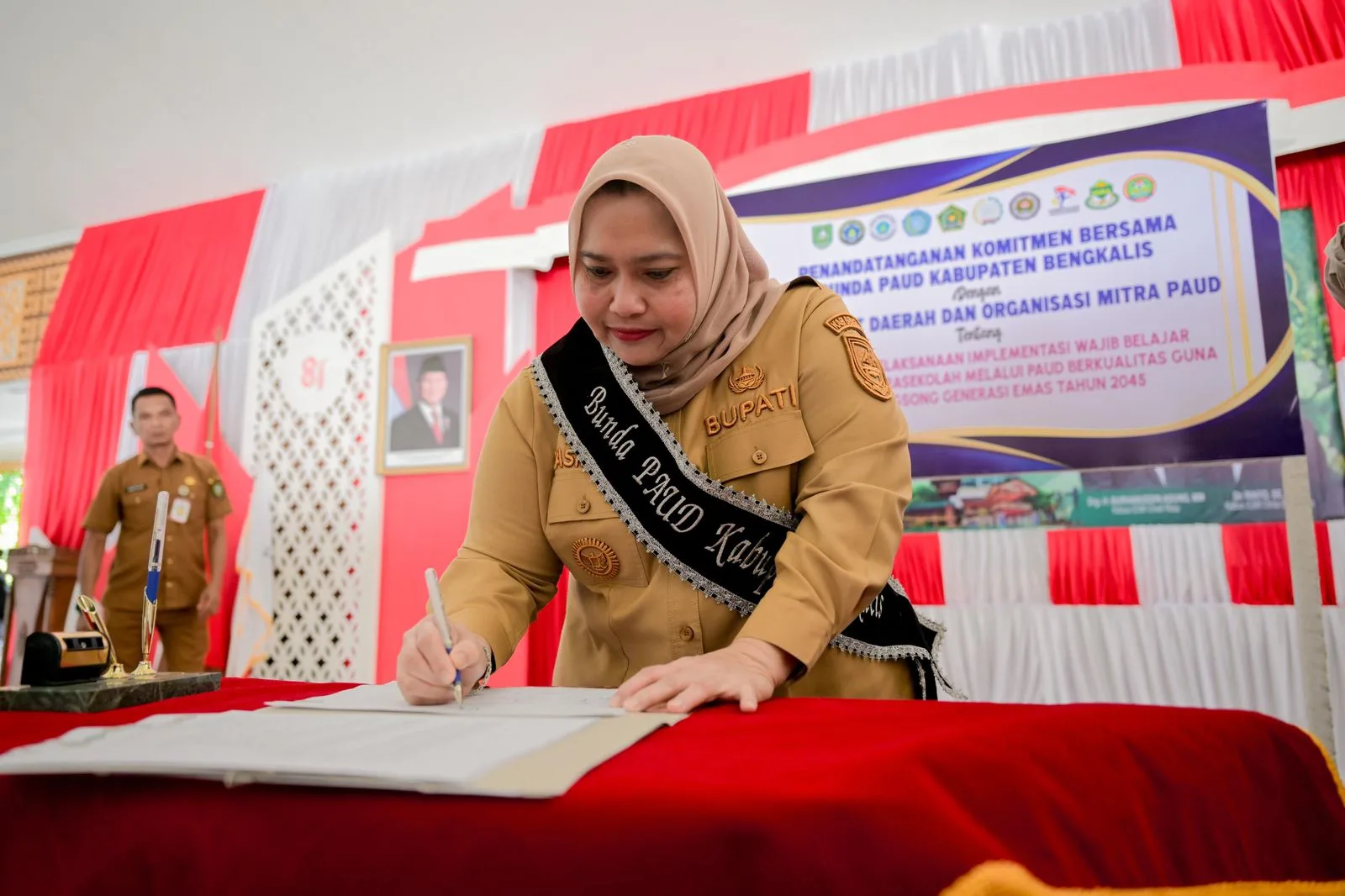 Kasmarni Tandatangani Komitmen Bersama, Perkuat Implementasi Wajib Belajar 1 Tahun Prasekolah